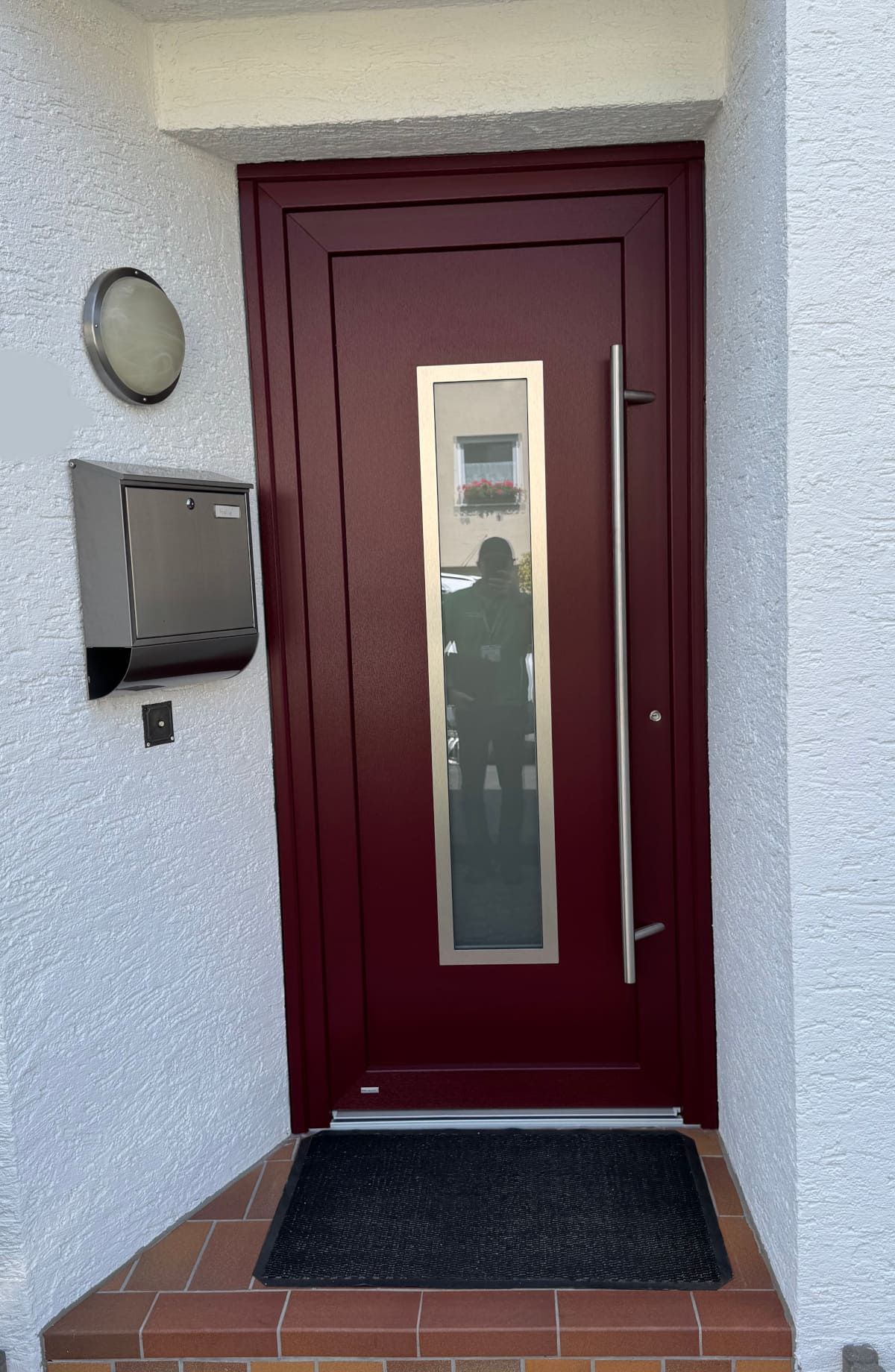 Rote Haustür in einem Einfamilienhaus